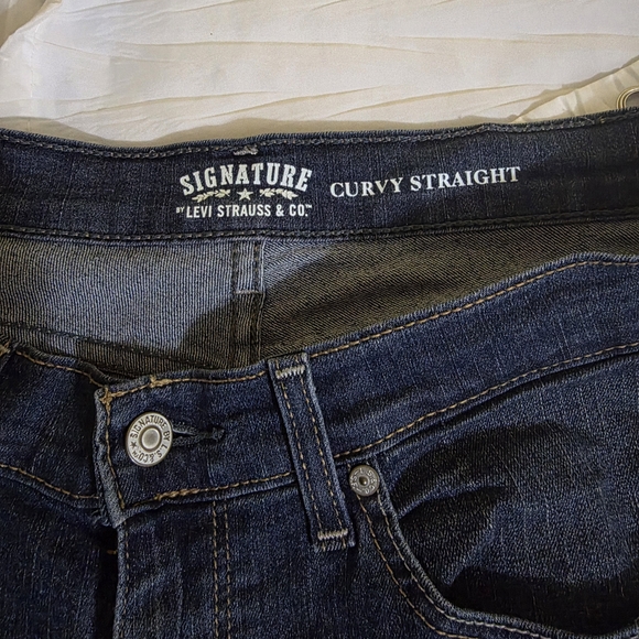 Signature by Levi Strauss Women's Curvy Straight Leg Dark Indigo Jeans. 16M - Picture 5 of 7